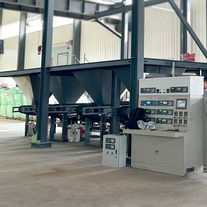 Automatic fertilizer batching system with multiple hoppers and conveyors