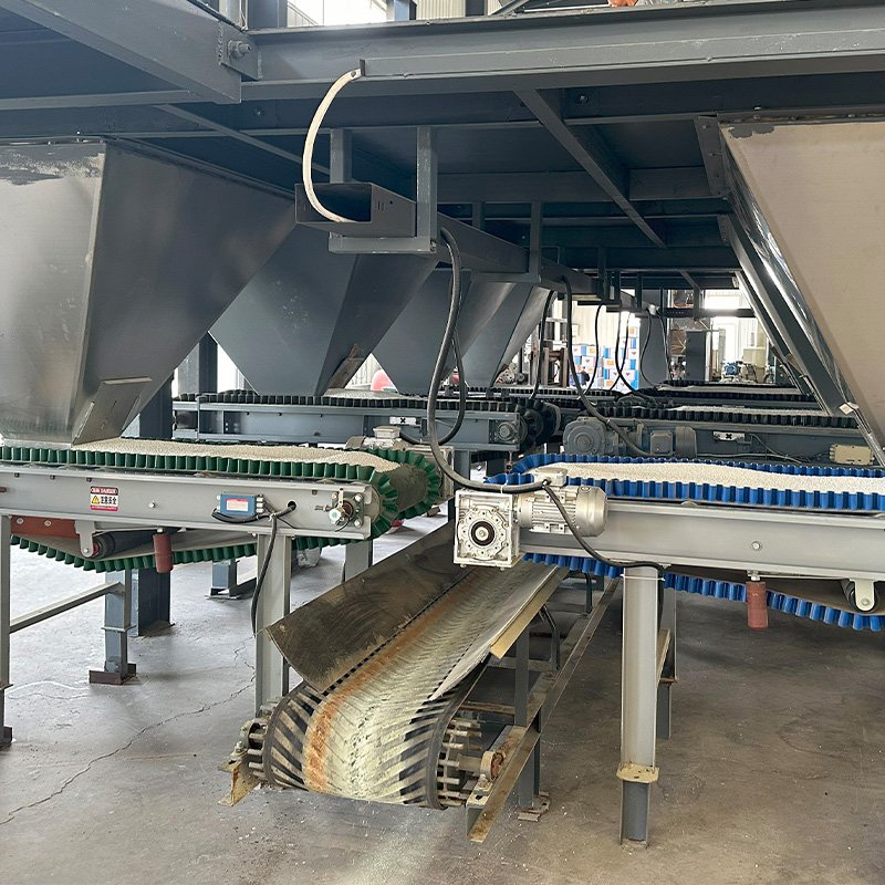 Material discharge and conveying section of fertilizer batching system
